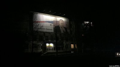 В Симферополе отключили наружное освещение, но подсвечивают портреты с Путиным (фото, видео)
