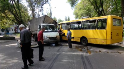 ДТП в районе автовокзала. Столкновение рейсового автобуса с грузовой Газелью (фото)