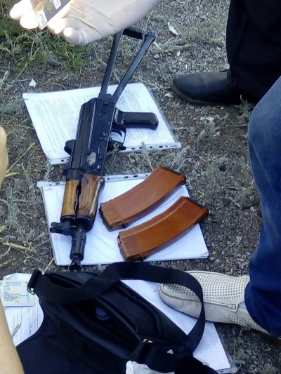 Нікопольські поліцейські затримали 9 осіб з арсеналом зброї (фото)