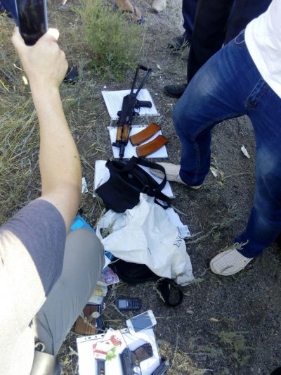 Нікопольські поліцейські затримали 9 осіб з арсеналом зброї (фото)
