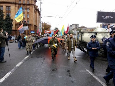 Правий сектор Дніпровщина розгорнув і проніс маршем 10-тиметровий червоно-чорний прапор (фото)