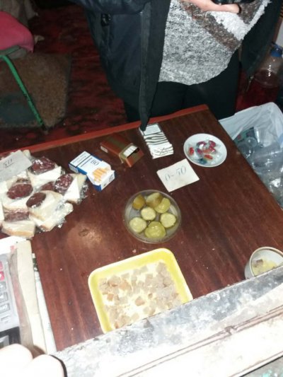 Нікопольські поліцейські під час рейду знову виявили неліцензійний алкоголь (фото)
