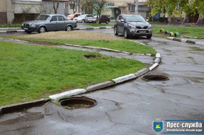 На вулиці Княжій викрали кришки каналізаційних люків