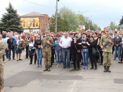 Нікополь навіки попрощався з героєм. Але: "Ми ще трiшечки попрацюємо з цiми поганцями". - Анатолій Біжко (вiдео)