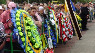 Нікополь навіки попрощався з героєм. Але: "Ми ще трiшечки попрацюємо з цiми поганцями". - Анатолій Біжко (вiдео)