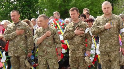 Нікополь навіки попрощався з героєм. Але: "Ми ще трiшечки попрацюємо з цiми поганцями". - Анатолій Біжко (вiдео)