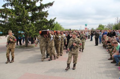 Нікополь навіки попрощався з героєм. Але: "Ми ще трiшечки попрацюємо з цiми поганцями". - Анатолій Біжко (вiдео)